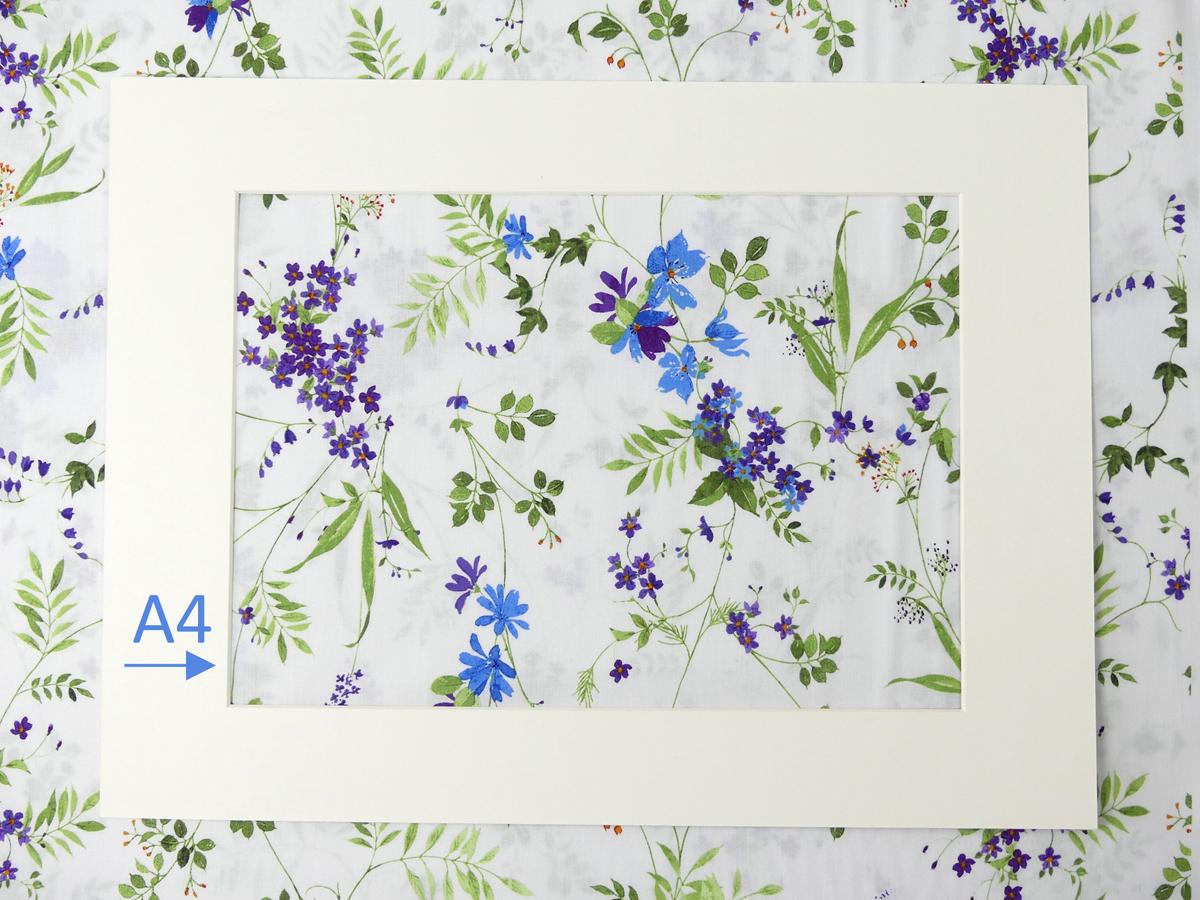Patchworkstoff Clothworks aus der Serie Flowershop lila blau filigrane Blüten auf weiß A4 Ausschnitt